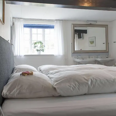Hotel Strandgaarden Vesterø Havn